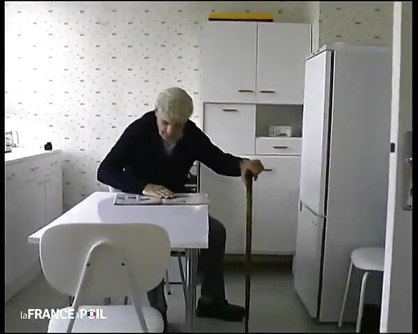 Bunicul o primește în secret când urmărește un cuplu tânăr care face sex.
