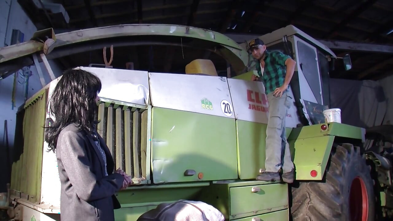 Suce et baise avec une énorme bite sexy dans le garage