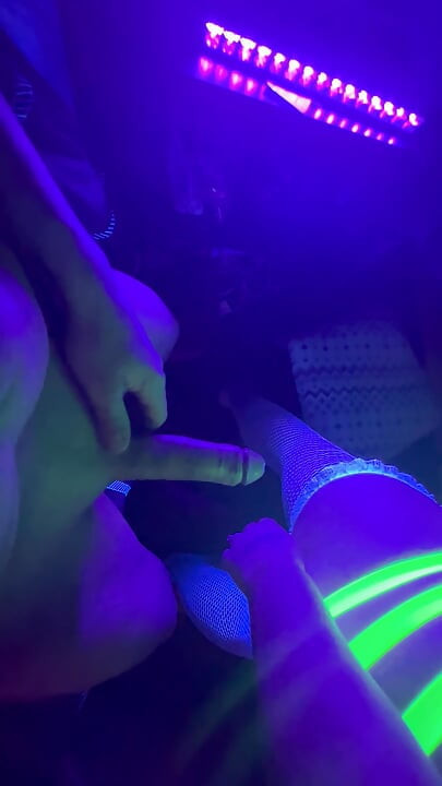 Wife shakes ass on my dick