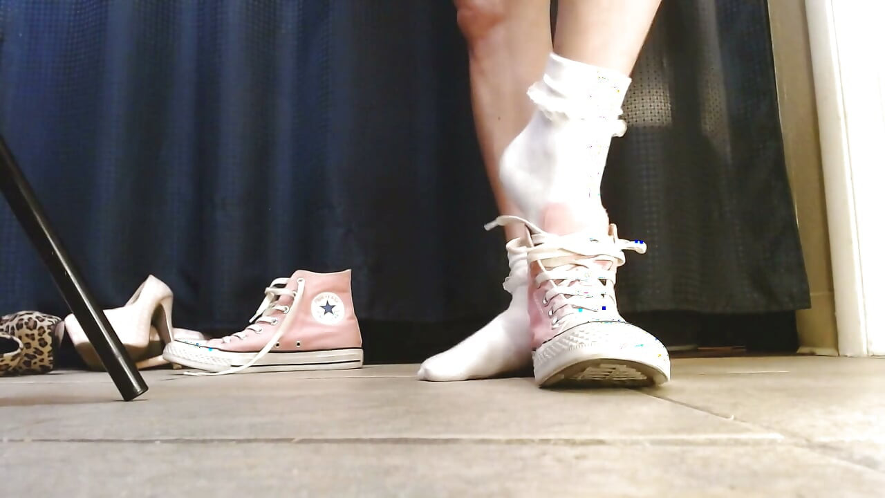 Hvide krøllede strømper og lyserøde Converse-sneakers tease