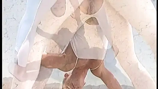 Wanita pirang luar biasa dengan pakaian putih mendapat kontol di lubang pantatnya yang sempit