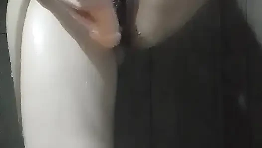 Ateşli orta yaşlı seksi kadın duşta mastürbasyon yapıyor
