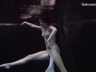 Andrejka doet verbazingwekkende onderwaterbewegingen