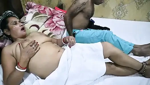 40 yaşındaki Hintli orta yaşlı seksi kadın 18 yaşındaki etli desi lund ile sikişiyor