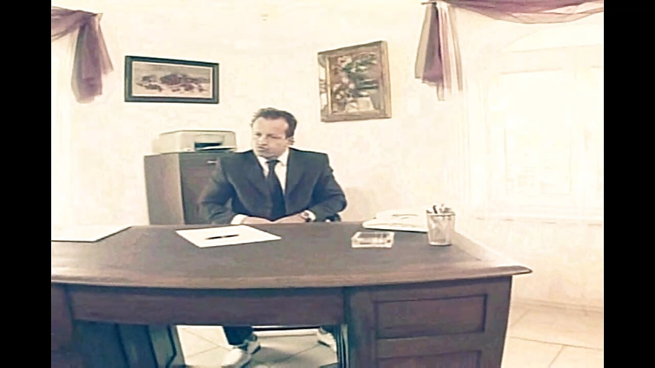 سكرتيرة شقراء مثيرة تتناك في المكتب من رئيسها في فيلم إباحي كلاسيكي