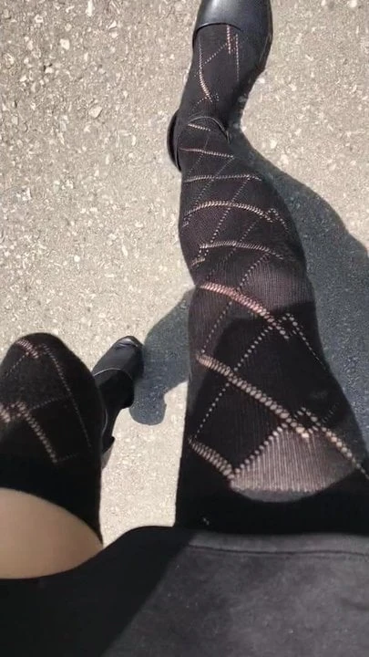 검은색 otk 양말을 신고 걷는 사만다