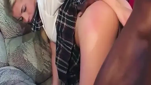 Olgun sarışın orta yaşlı seksi kadın büyük zenci yarağını oyun çadırında derine alıyor