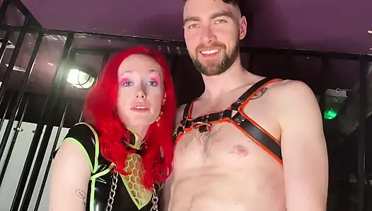 Zindan kölesi aşağılanıyor, kelepçeli ve karşılaştırılmış