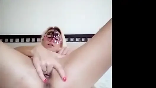 Смазать маслом мое тело, играю и сквиртую
