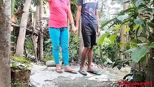 A namorada do vilarejo faz sexo com o namorado de camiseta vermelha ao ar livre (vídeo oficial de vilasex91)