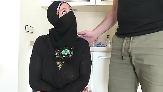 Sadakatsiz Arap evli kadın ilk porno sahnesinde büyük dölleniyor