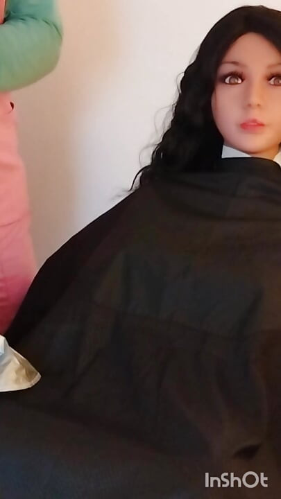 Un service complet pour le salon de poupées sexuelles Lindsey avec fétichisme de la cape