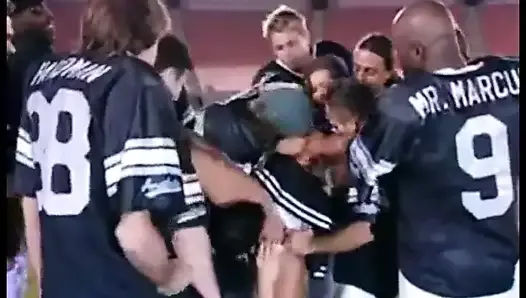 Pandilla de porristas follada por todo un equipo de fútbol