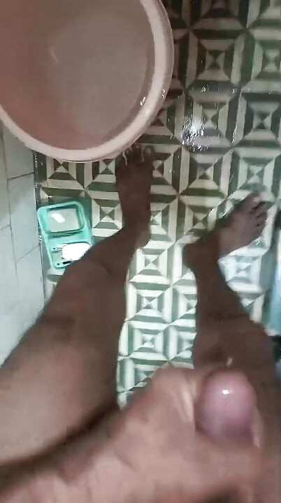 Land ka pani Nikal Raha Hun