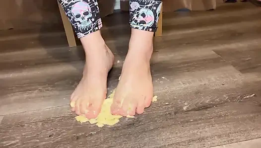 Çıplak ayaklarımın altında muz yutuyor yemek fetişi