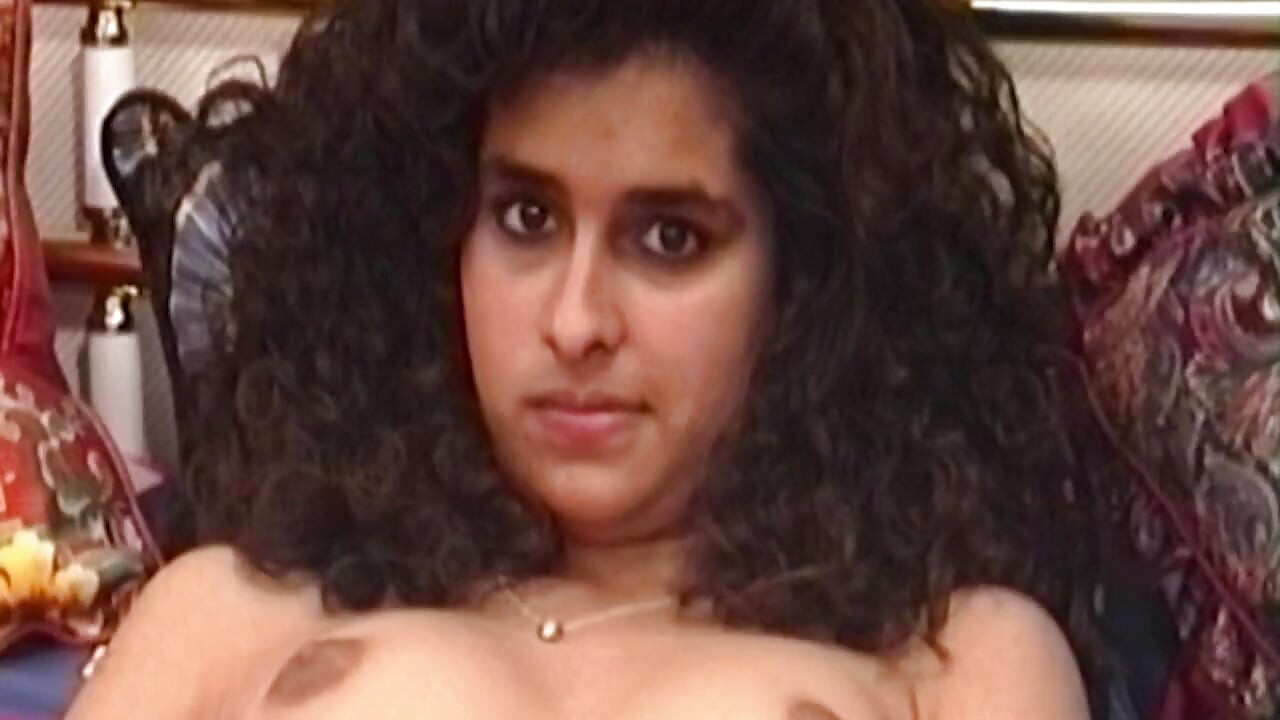 黑髮女笑著用震動棒玩弄她的貓咪