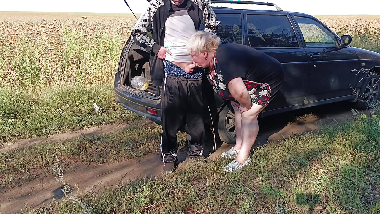 soused mi drží ptáka, zatímco čůrám a pak kouří na veřejnosti