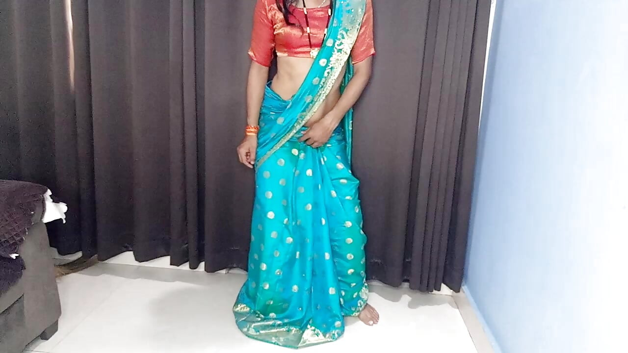 India quitando sari y enagua