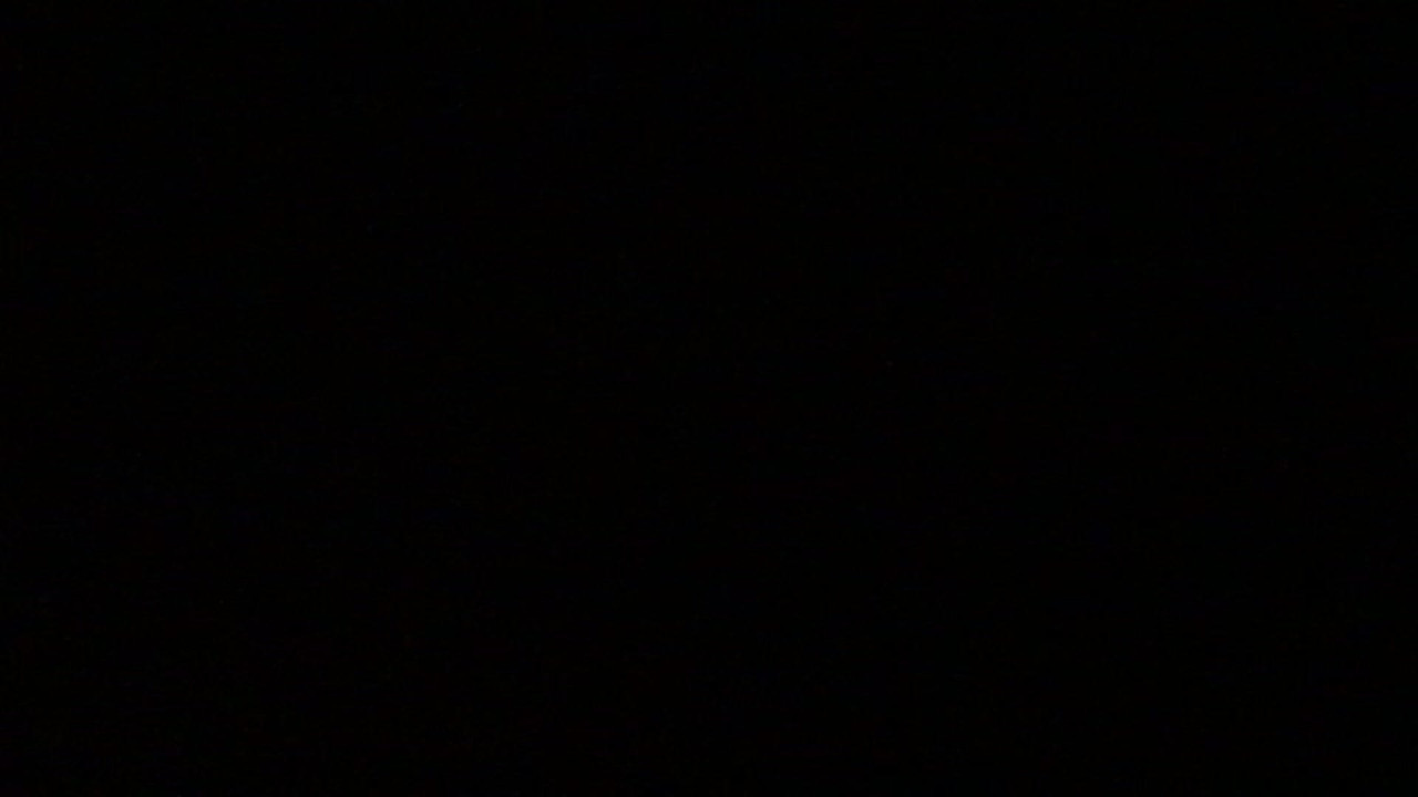 คลั่งบนเตียง ครางมากมาย, ตี,