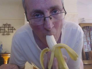 Auto scopa con la banana .. poi mangia