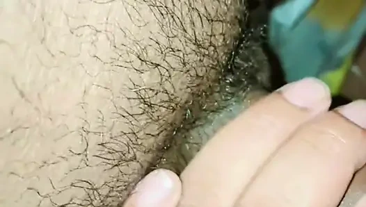 Gadis sange ini lagi asik masturbasi dan nyepong kontol besar sampai muncrat banyak banget