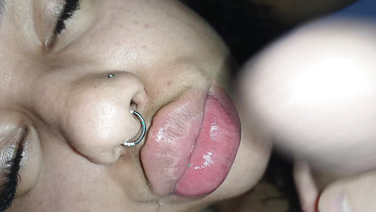 ELLE VEUT DU SPERME SUR SA PETITE GUEULE, LE COCU SE REMPLIT DE TOUTE CETTE EXCITATION