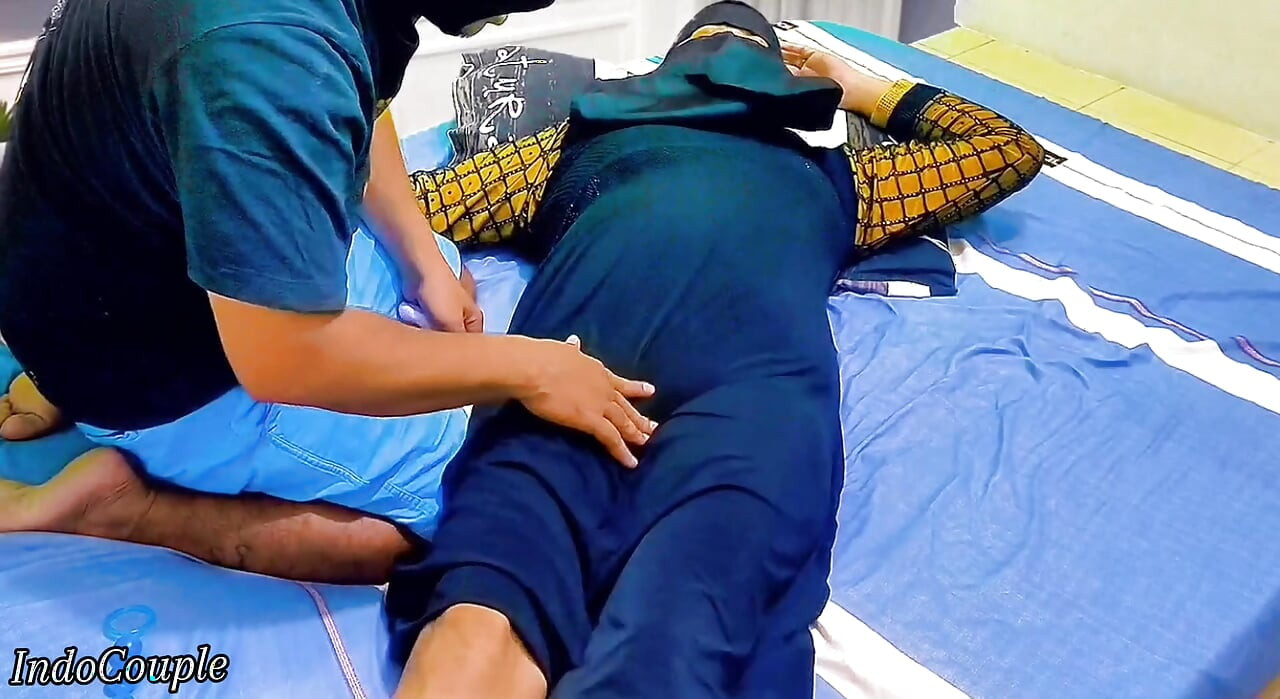 Gadis berhijab menunjukkan memeknya tetapi saudara tiri memilih lubang yang salah.