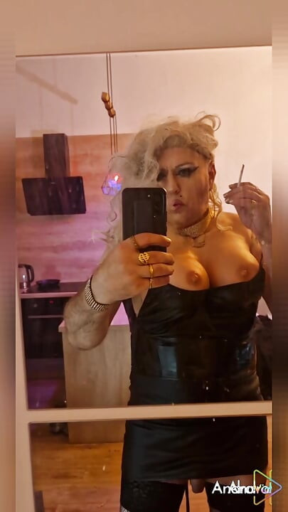 Sissy faggot drażni się z paleniem papierosów.