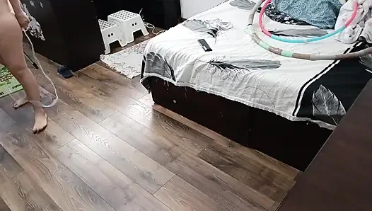 Istri nakal ini lagi asik olahraga sambil bugil di rumah!