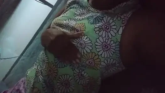 Büyük memeli ve ıslak amcıklı dildo şehveti ile banyo odasında Sri Lankalı kız musterbasyonu