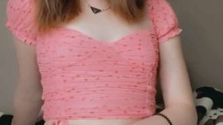 Une jeune trans sexy exhibe sa bite sexy