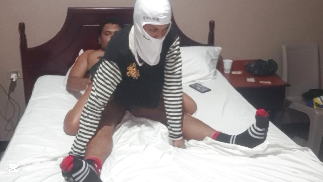 德西 18 岁的学生妹骑乘她继兄弟的鸡巴