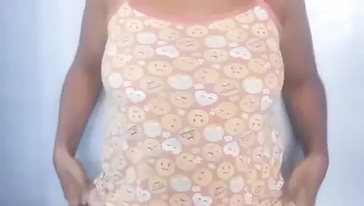 Milf brunette bermain dengan dildonya untuk anda