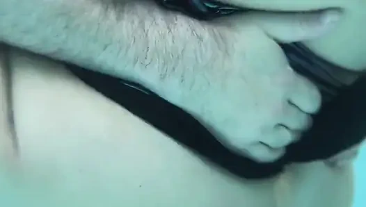 Gavat bakış açısı - iri güzel kadın ben su altında film çekerken açık havuzda kocamı sikiyor