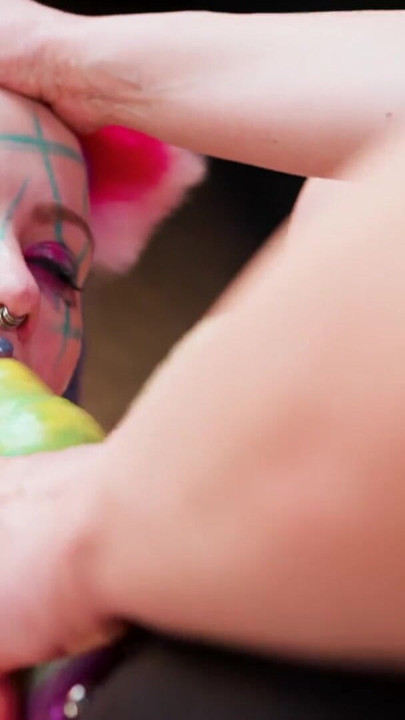 Tatovert Catgirl får Femdom Petplay Training - Wiggling Butt Plug & Meow Lydighet | Klipp 2