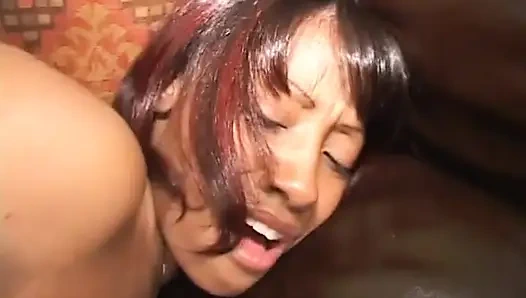 Balon götlü orta yaşlı seksi kadın yarağa binmeden önce pembe g ipinde kucak dansı yapıyor