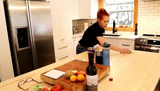 Üvey kız kardeş uzun bir yolculuktan sürpriz bir şekilde geliyor