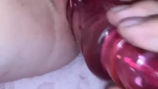 CreamyDixieLove играет со сливочной киской с вибраторами и дилдо, растягивающими тугую маленькую киску