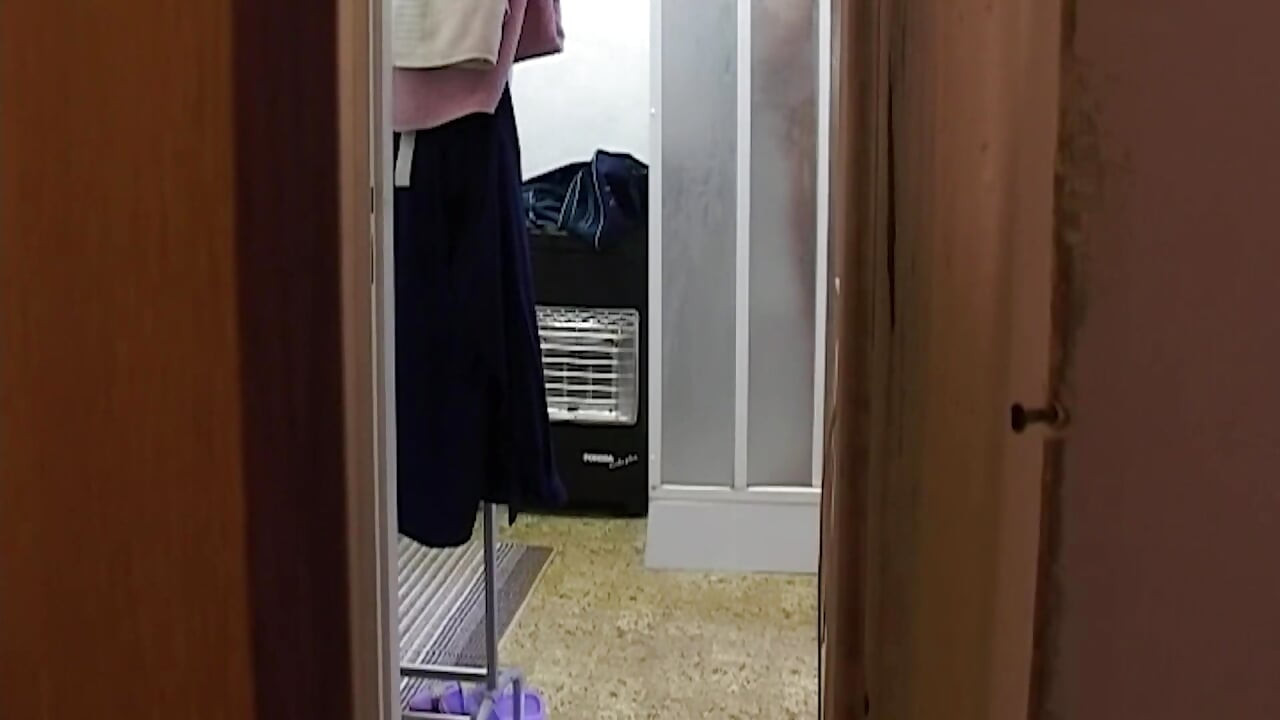 Gata tira a roupa e se inclina na porta