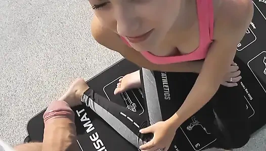 Footjob in sexy yogahosen