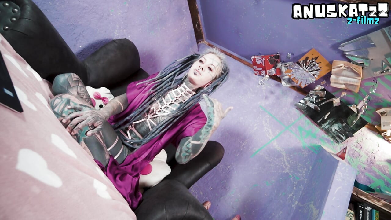 Deusa tatuada tatuada ao vivo, profundo brinquedo anal, masturbação