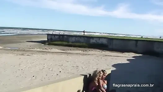 Игра между друзьями заканчивается сексом на пляже