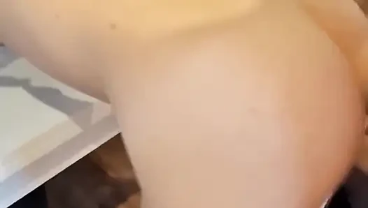 Squirting, demütigung und Kitchentool Einführen - eine hotwife/milf wird in ihrer Küche und auf dem Esstisch hart gefickt