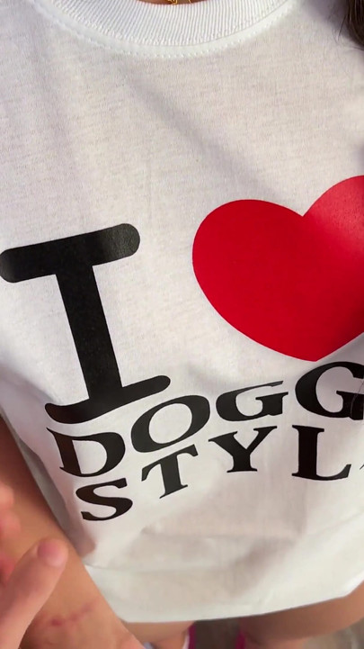 Seduje a mi hermanastra cuando ella usa una camiseta "I love doggystyle" y se corre en misionero dentro de ella! | Clip 1