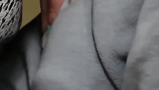 Cowok sange ini lagi asik muasin pantat bahenol komuternya pakai kontol besar di dalam kereta
