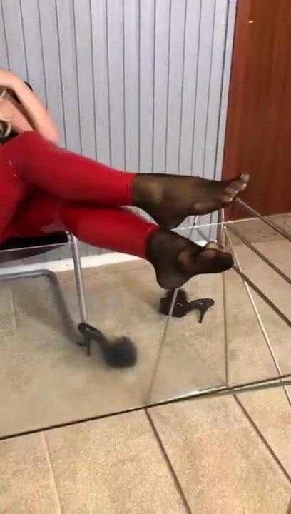 Legănare cu picioare roșii în latex