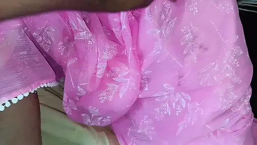 Üvey annem sari içinde ateşli görünüyordu, ben de sikiştim
