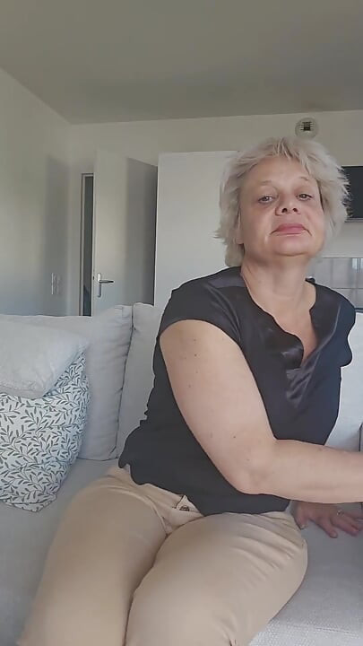 مرحبا حبيبي، مع هذه الحرارة أنا مبلل تماما، هل ستأتي وتقبلني؟