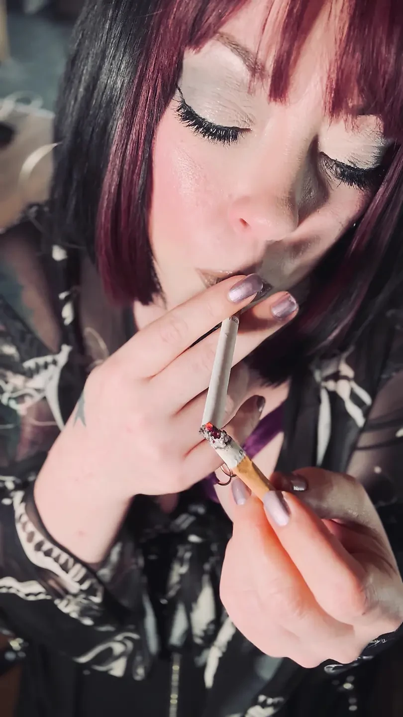 Your Favourite Smoker Tina Snua Tip To Tails 2 Cork cigarettes - Chainsmoking Smoking