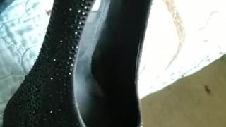Быстрый выпуск на черных каблуках